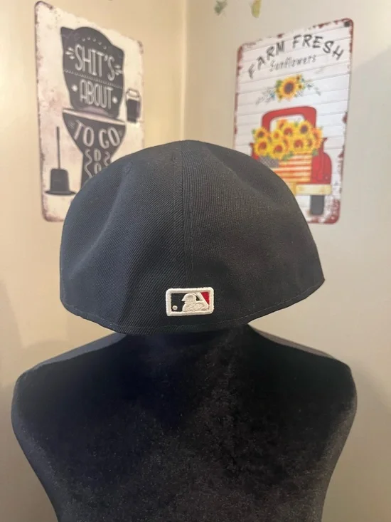 New Era Black & Red Atlanta Braves Fitted Cap with Sneaker Logo - Picture 3 of 7